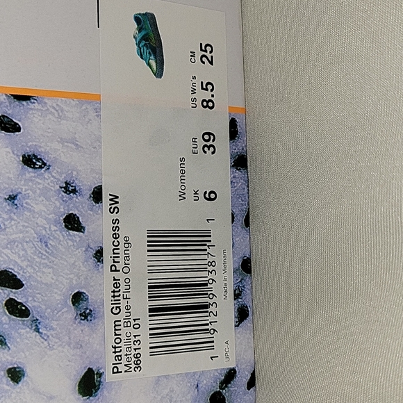 Puma Shoes, size 8.5 - Picture 2 of 4